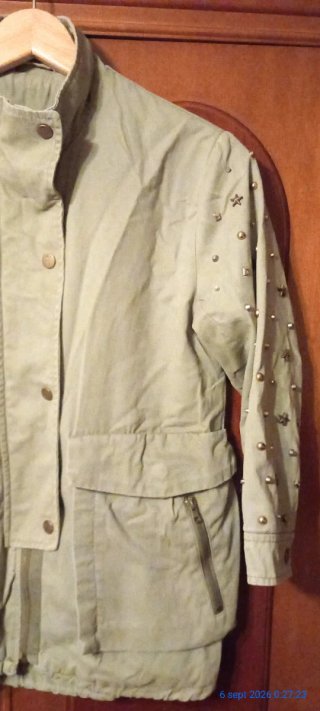 Chaqueta con detalles metalicos