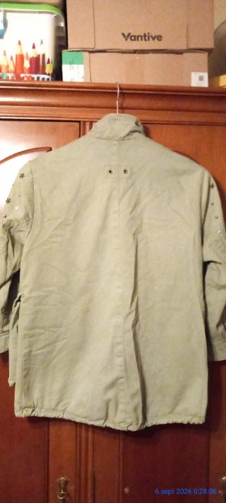 Chaqueta con detalles metalicos