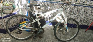 Bicicleta de montaña blanca