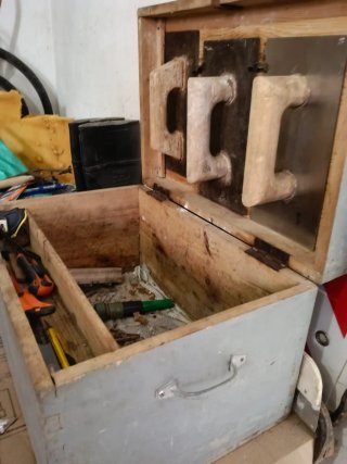 Llanas de albañilería y caja de madera