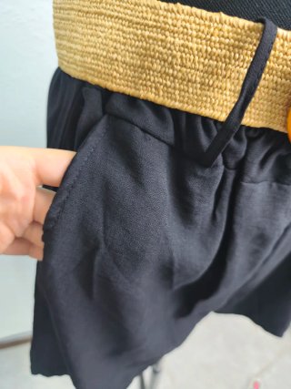 Pantalón corto con cinturón de rafia