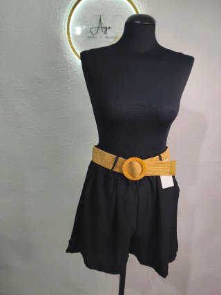 Pantalón corto con cinturón de rafia
