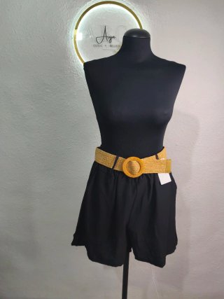 Pantalón corto con cinturón de rafia