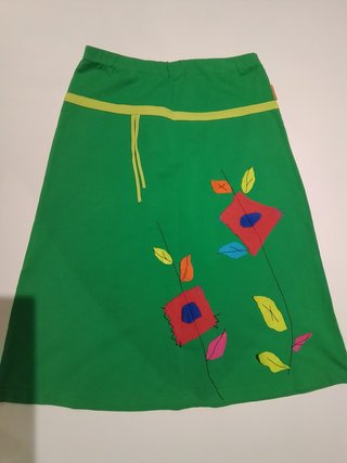 Falda verde con flores multicolor M