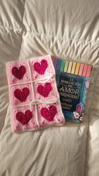 Funda tejida a mano para libro con corazones