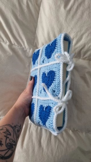 Funda tejida a mano para libro con corazones