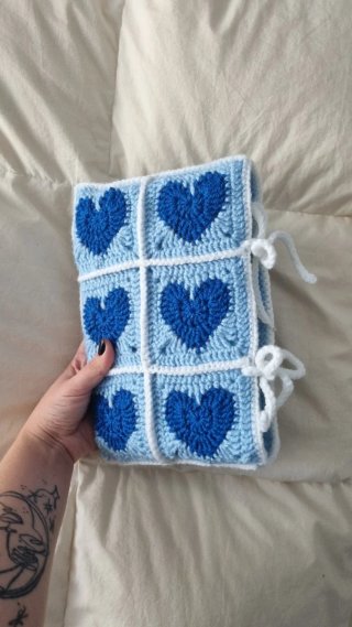 Funda tejida a mano para libro con corazones
