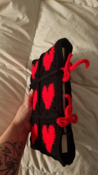 Funda tejida a mano para libro con corazones