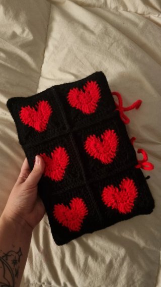 Funda tejida a mano para libro con corazones