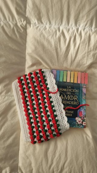 Funda tejida a mano para libros