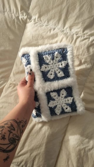 Funda para libro tejida a mano