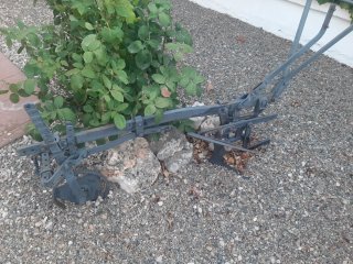 Arado de vertedera antiguo