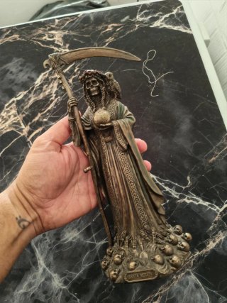 Statua Santa Muerte con falce e globo