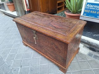 Baul Arcón de madera tallada a mano con llave