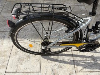 Bicicleta de trekking plateada