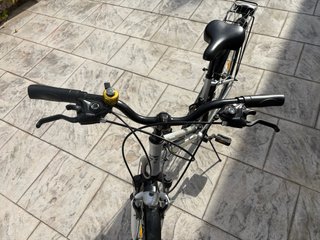 Bicicleta de trekking plateada