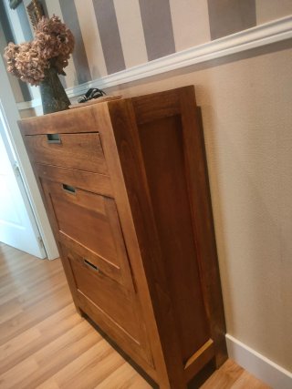 Mueble de madera con 3 cajones