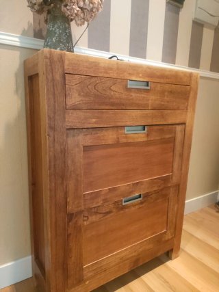 Mueble de madera con 3 cajones
