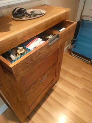 Mueble de madera con 3 cajones