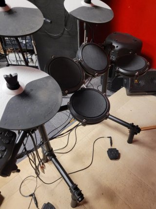 Batería Electrónica Alesis Debut Kit