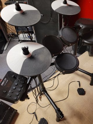 Batería Electrónica Alesis Debut Kit