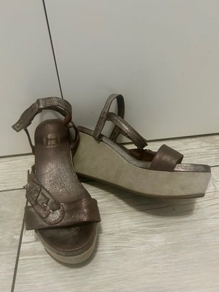 Sandali con zeppa Hangar pelle brunita