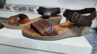 Sandalias de piel marrón y estampado