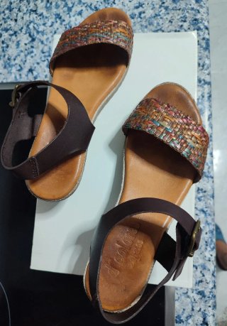 Sandalias de piel marrón y estampado