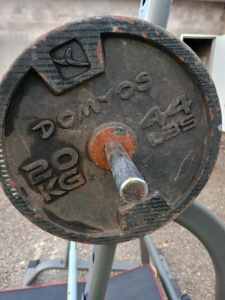Banco de pesas con barra y discos