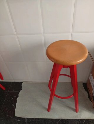 Taburete de bar rojo y madera