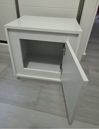 Mesilla de noche blanca de madera