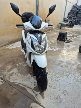 Sym Symphony 125 Scooter Blanca y Negra