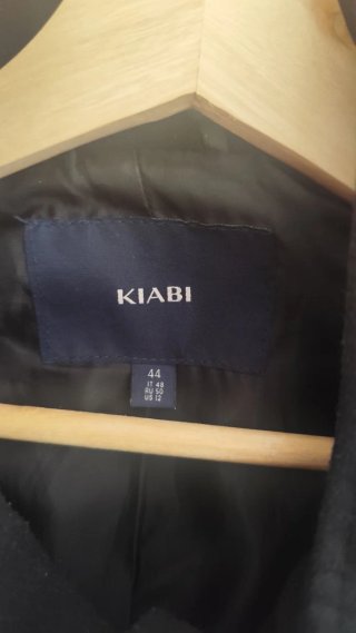 Abrigo premamá Kiabi negro con capucha