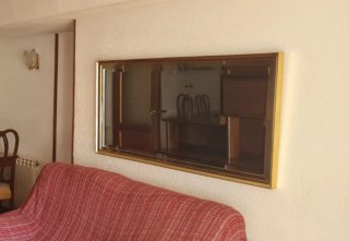 Espejo Grande Salón con el marcó dorado.
