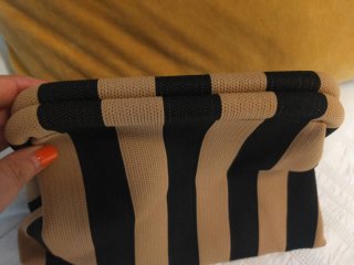 Bolso/ clutch de rayas beige y negro