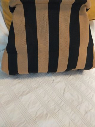 Bolso/ clutch de rayas beige y negro