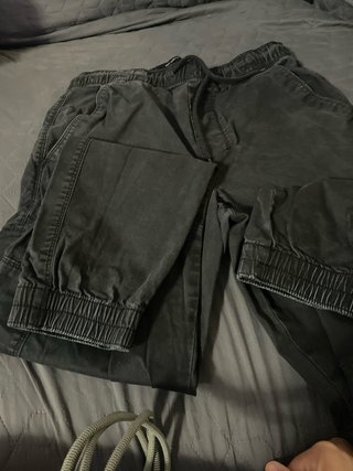 Pantalones cargo negros multibolsillos