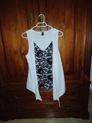 Blusa blanca con encaje negro