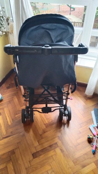 Silla de paseo azul marino con plastico