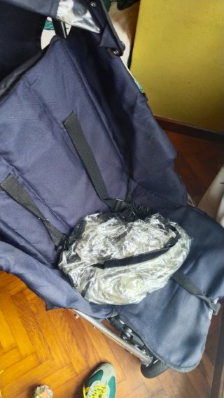 Silla de paseo azul marino con plastico