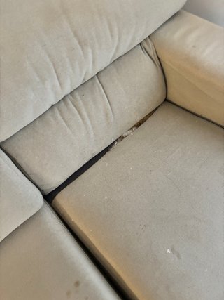 Sofa con chaise longue  gris claro.