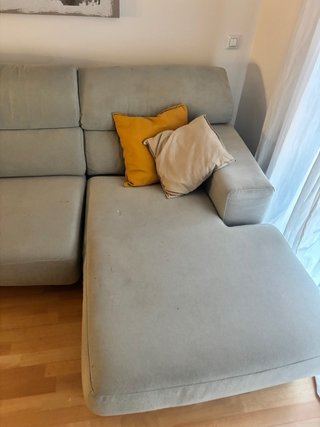Sofa con chaise longue  gris claro.