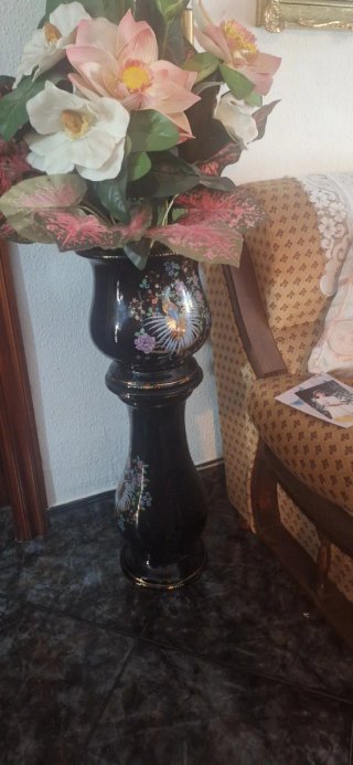 Jarrón de cerámica negro con flores