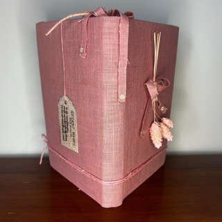 Libro plegado MUM hecho a mano