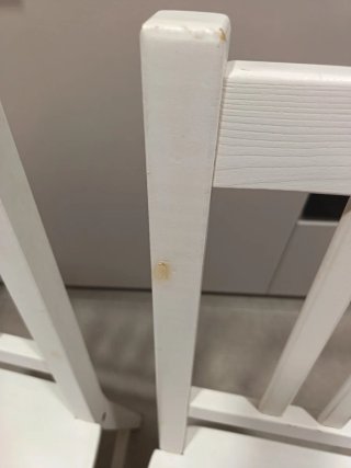 Juego de 3 sillas de madera blancas.