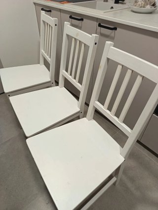 Juego de 3 sillas de madera blancas.
