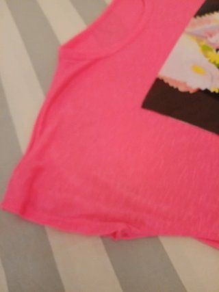 Camiseta rosa con estampado de mujer