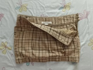 Falda corta cuadros beige y marrón