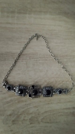 Collar plateado con piedras negras