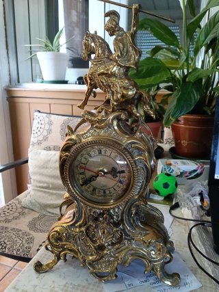 Reloj de mesa antiguo con figura ecuestre